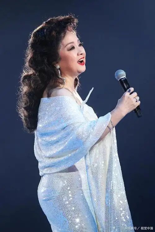 徐小凤74岁再度登台唱响经典老歌,回忆杀引发热议