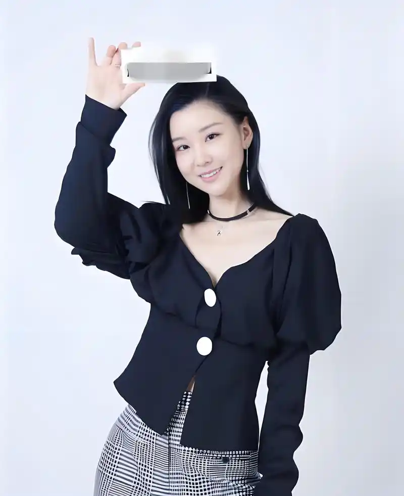 李小萌:肉感美的引领者,时尚界的智慧型诠释者 李小萌,一位在娱乐圈中