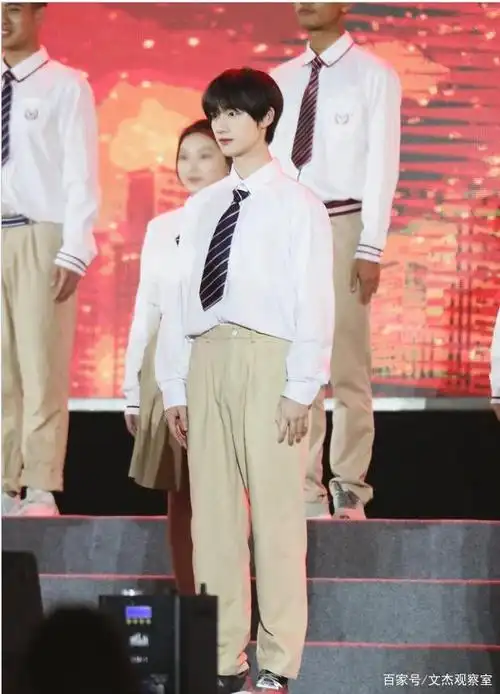 丁程鑫参加学校成人礼,彬彬有礼的小大人,生图下这莫不是校草吧