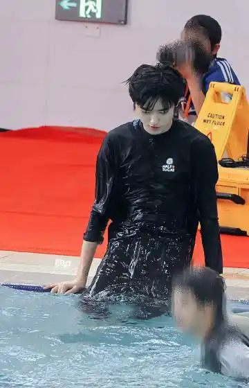 不只是腹肌啊 浑身都是宝啊67@titlepageforsong宝只有脸蛋和行为是