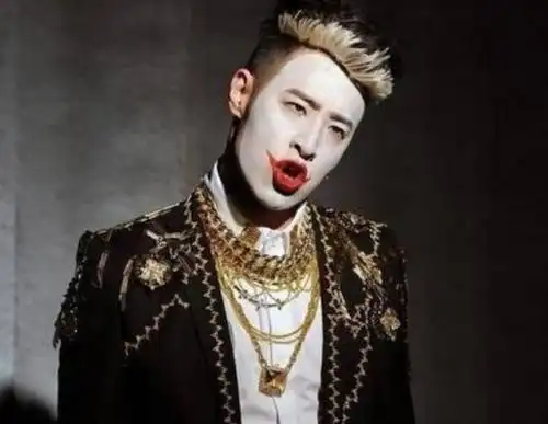 同样是cos小丑本以为小鬼已经够帅了看到蔡徐坤才是眼前一亮