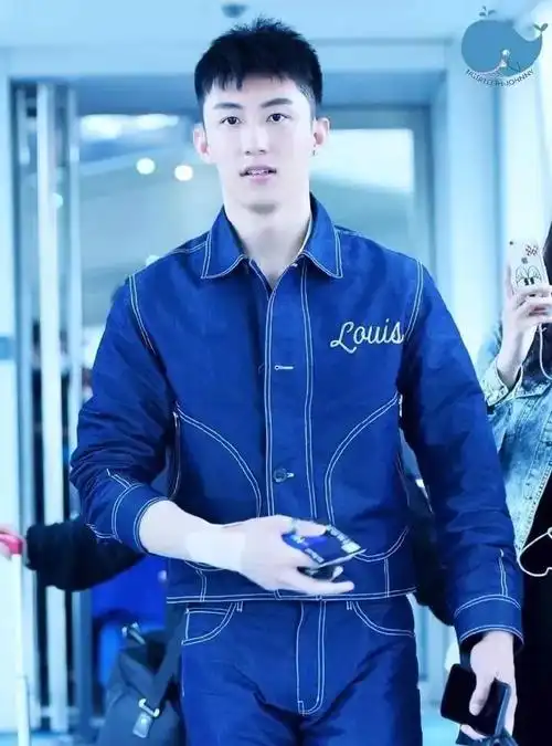 黄景瑜最新视频网上火了,穿修身裤尴尬了,尽显大长腿魅力