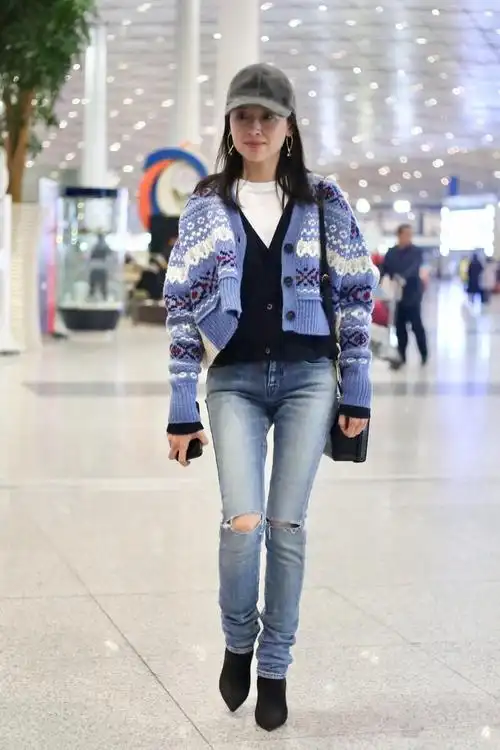 董洁舒颜走机场穿针织开衫搭牛仔裤简约洋气网友高颜值任性