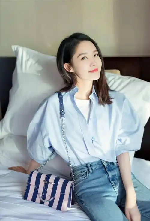 李沁仙女气质爆棚 紧身牛仔裤把邻家小妹的感觉完全体现出来了 真香