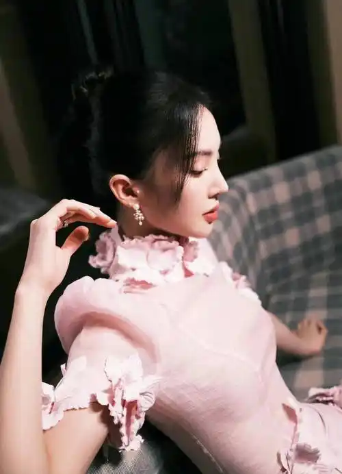 金晨美得不可方物,一身粉色花旗袍展现国风气韵,身材样貌美极了