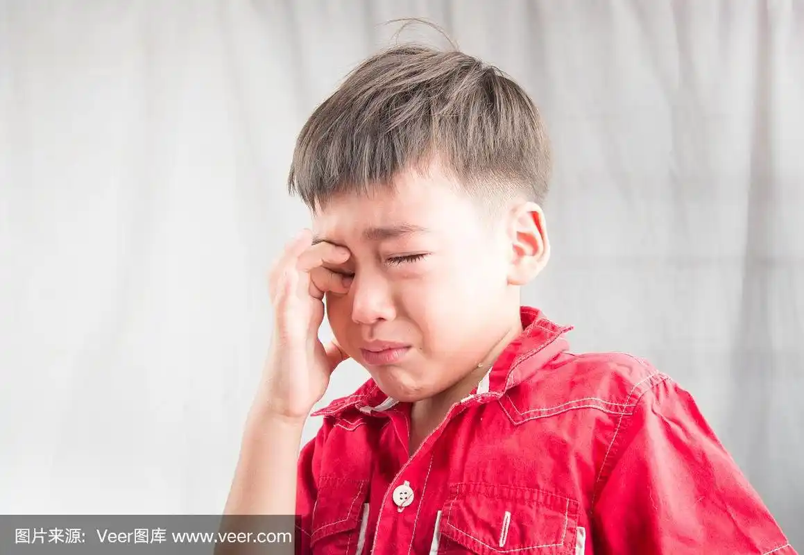 小男孩哭得很伤心