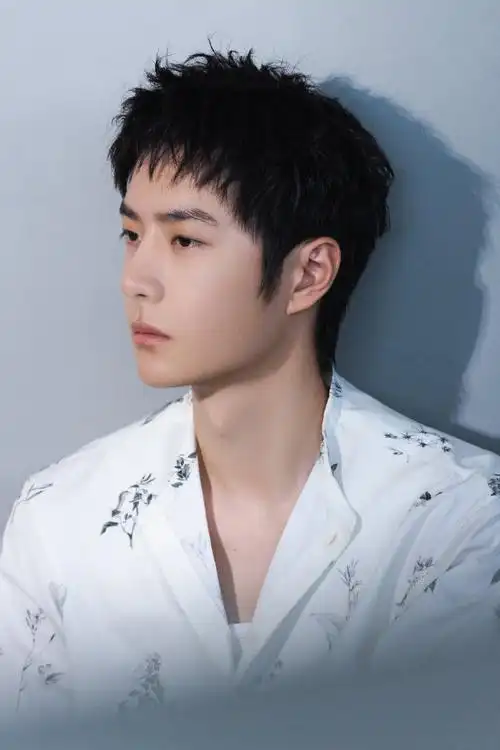 这样的穿搭既时尚又具有个性,让王一博看起来更加帅气有型