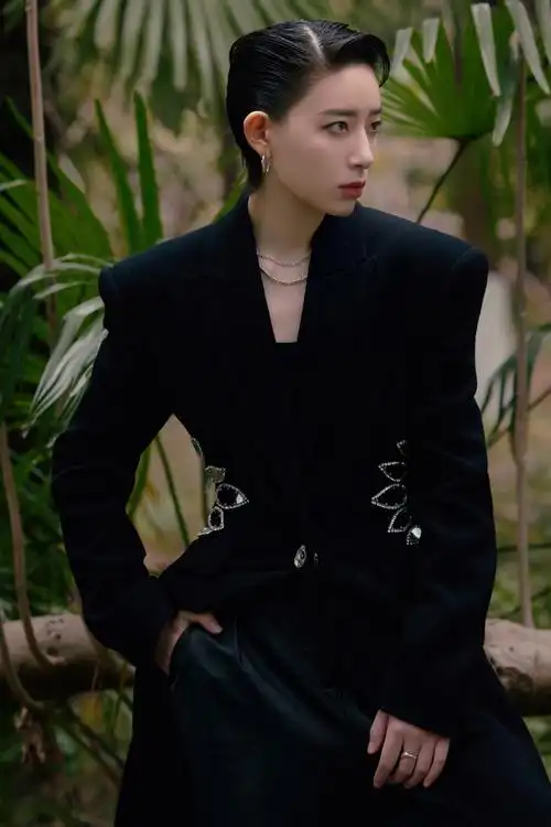 李斯丹妮酷飒性感写真图片