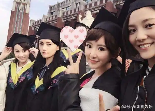 郑爽大学时为啥不是班花?看清她全班的合照后:这是什么神仙班级