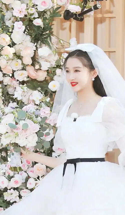 《奔跑吧》@关晓彤 白色蓬蓬婚纱造型亮相,清新可爱