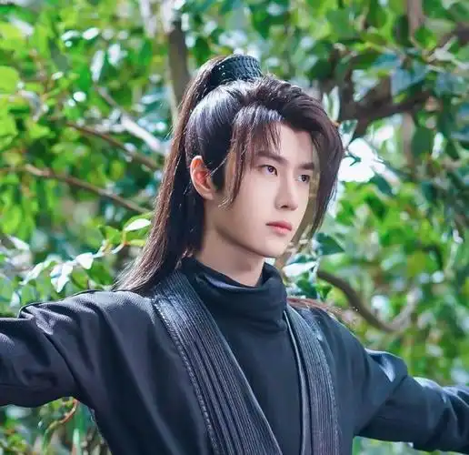 王一博黑白氛围感大片,挑染长发高贵冷艳,驾驭女装毫无压力!