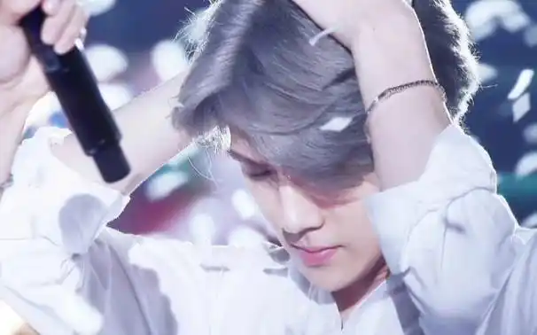 吴世勋love me right银发直拍太帅了