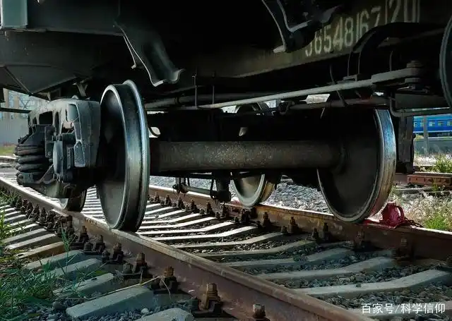 你以为是轮缘卡住了轨道,火车才不会脱轨?错