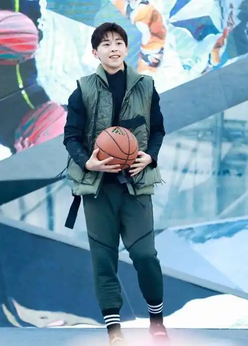 脚上穿一双运动鞋,休闲感十足,在袜子这些细节方面,邓伦也是相当会