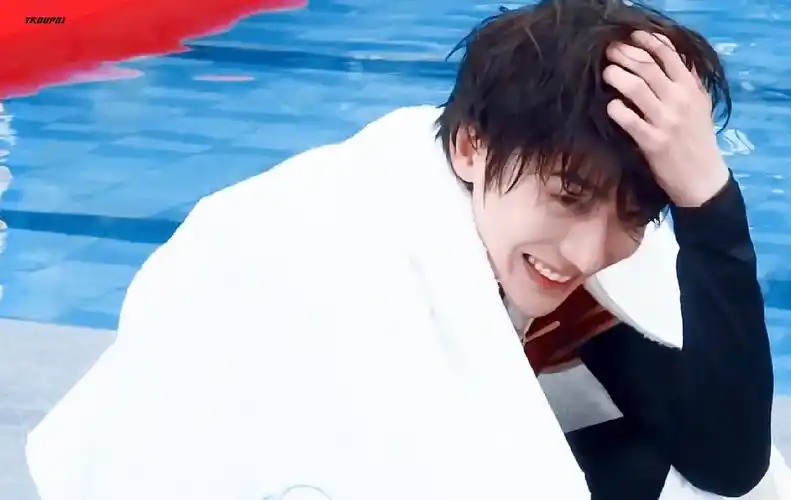 想要蔡徐坤在跑男小丑那一集的笑的动图真的超级可爱谢谢