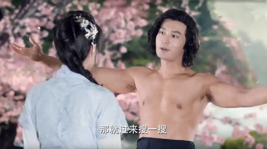 黄晓明在最新播出的电视剧《上古情歌》中半裸出镜,大秀自己的胸肌和