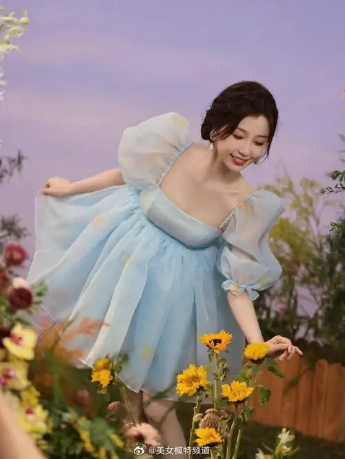 虞书欣穿蓝色泡泡袖纱裙似公主 置身花园中甜美梦幻