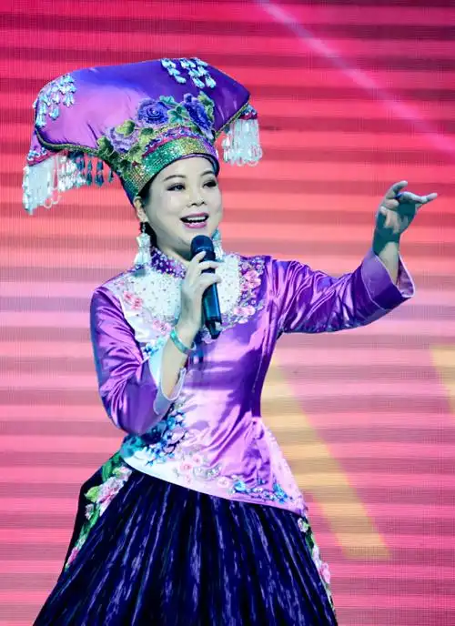 2002年,在中华民歌歌手演唱大赛上,黄春艳又以《壮乡美》和《挑着好