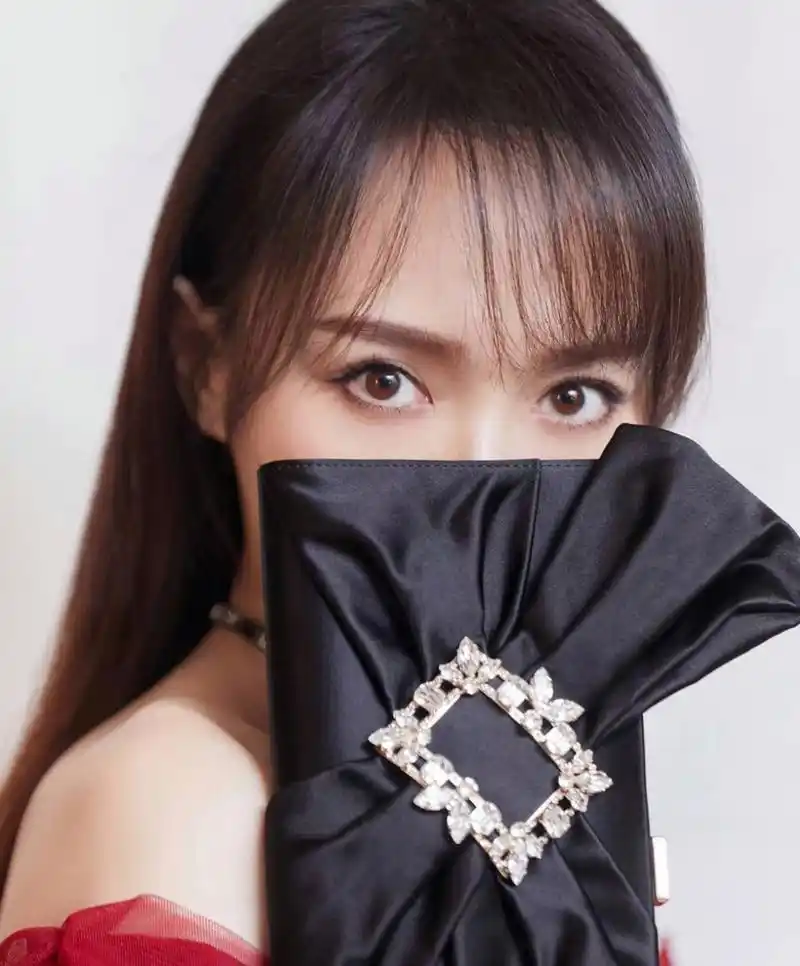 唐嫣# 一袭红色漏肩纱裙,清纯甜美的容颜,性感妖娆的身材,前凸后翘