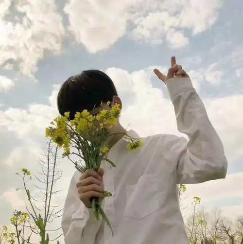 优质日系滤镜捧花男生头像