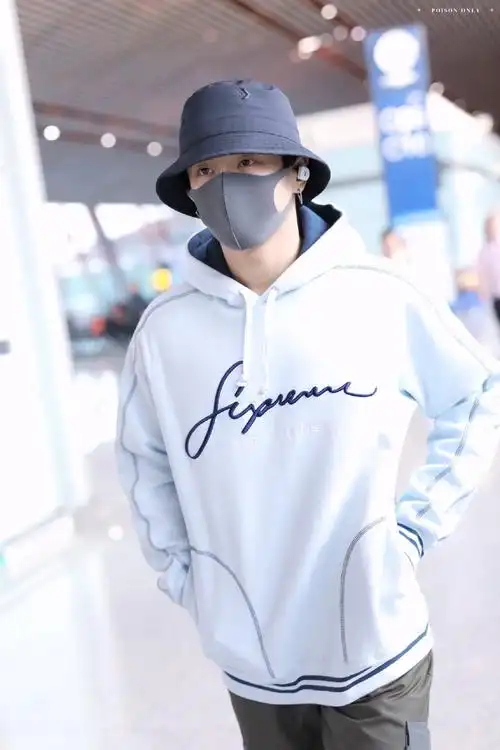 李汶翰机场饭拍北京76武汉白色卫衣工装裤黑色渔夫帽插兜走在