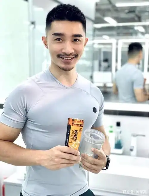 组图:留着小胡子的90后男生,男人味十足又不缺柔美气质的男人!