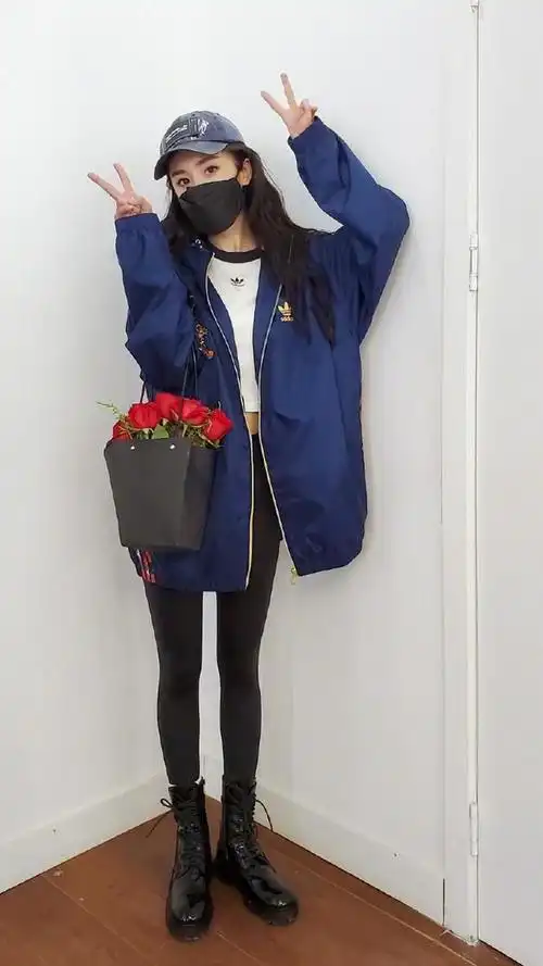 杨幂收工拎玫瑰花袋拍照穿马丁靴双腿细长超惹眼