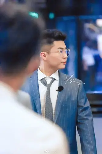 周九良就这样抱着你睡着了,你想要帮他脱掉不舒服的西装和皮鞋也挣脱