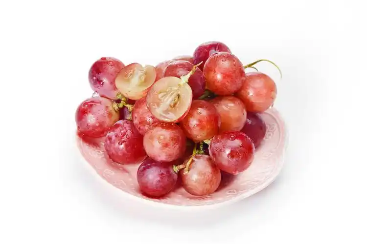 白底瓷盘盘子一盘红提一串葡萄切开葡萄水果提子葡萄