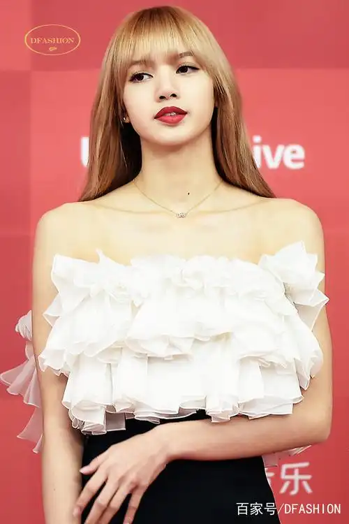 blackpink成员lisa第33届金唱片颁奖礼红毯风尚大秀!