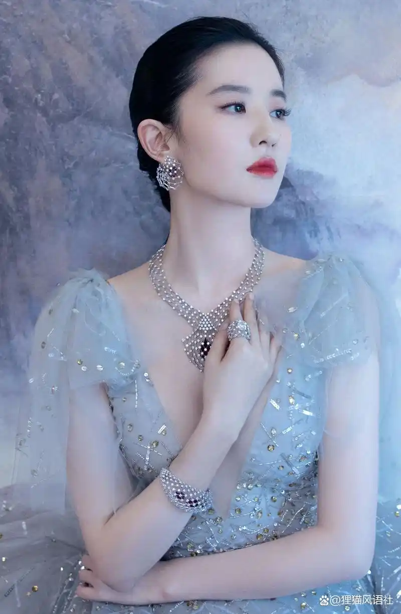 仙气十足的女神,刘亦菲代言珠宝,穿深v长裙拍宣传片,颜值逆天
