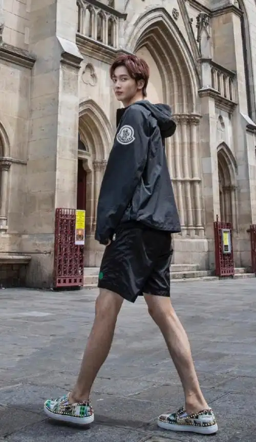 unine出席巴黎时装周,李汶翰展现西装新穿法,陈宥维短裤秀长腿