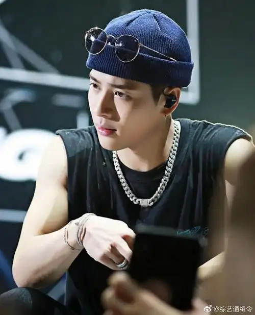 王嘉尔看到男粉戴他同款帽子的反应