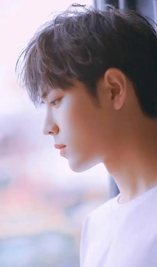 肖战是高冷男神