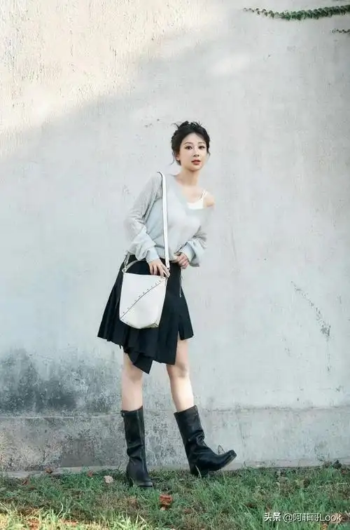 杨紫晒新造型半身裙配大皮靴,有一种又土又潮的感觉