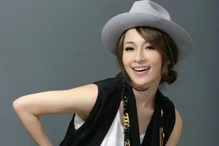 被称为男神收割机,萧亚轩辛晓琪被秒成渣,63岁依旧像少女