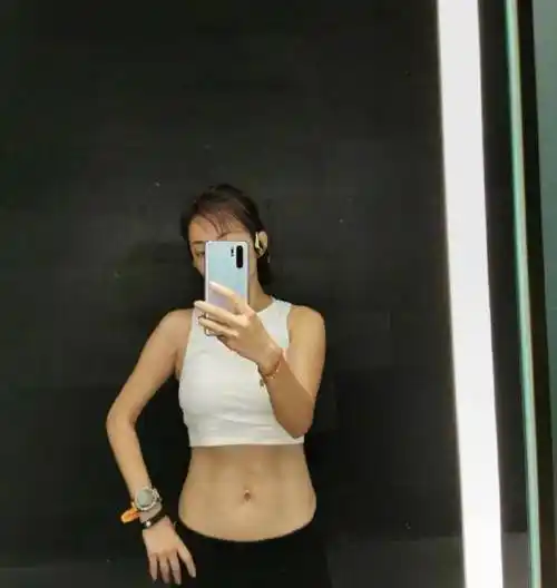 47岁牛莉晒健身照腹肌好明显,身材超好惹人羡慕_观众_工作_因为