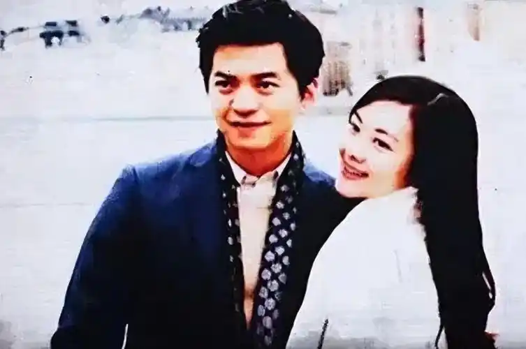 当时的孟小蓓被妈妈抱在怀里,头发微卷,经常被李健的爸爸说是俄罗斯小