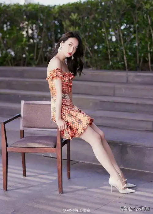 宋茜穿橘色抹胸裙大秀身材超长美腿露性感背部眼神甜蜜超心动