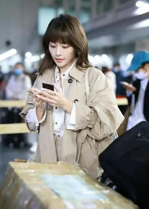 35岁的张嘉倪真会穿米色风衣配白衬衫简约高级尽显时尚范