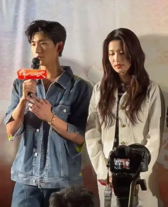 男方食指戴戒指,疑暗示自己单身|恋情|军训|军校|刘亦菲|战争法|女