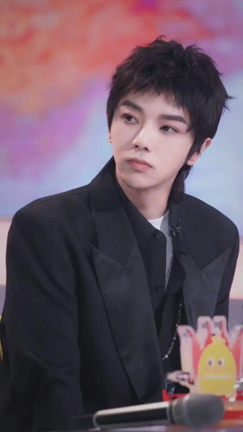 华晨宇春天花会开最新剧照公开绚烂灯光下