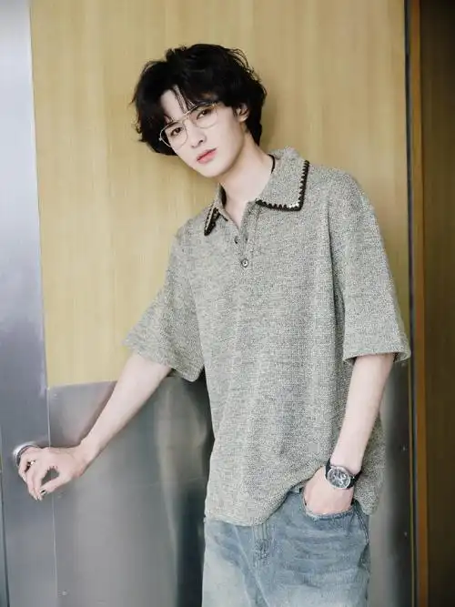 朱正廷银框眼镜77卷毛造型照96简直就是日漫里走出来的王子啊