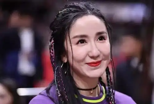 娄艺潇观战cba颜值引热议苹果肌肿的吓人与精修图差太多被吐槽脸崩