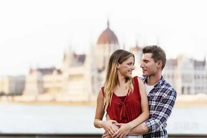 在布达佩斯市拥抱的年轻情侣.年轻的爱情观.