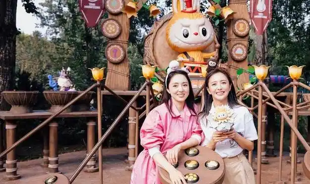 佟丽娅董璇闺蜜穿搭真时髦4套穿搭一个温婉一个端庄有气质