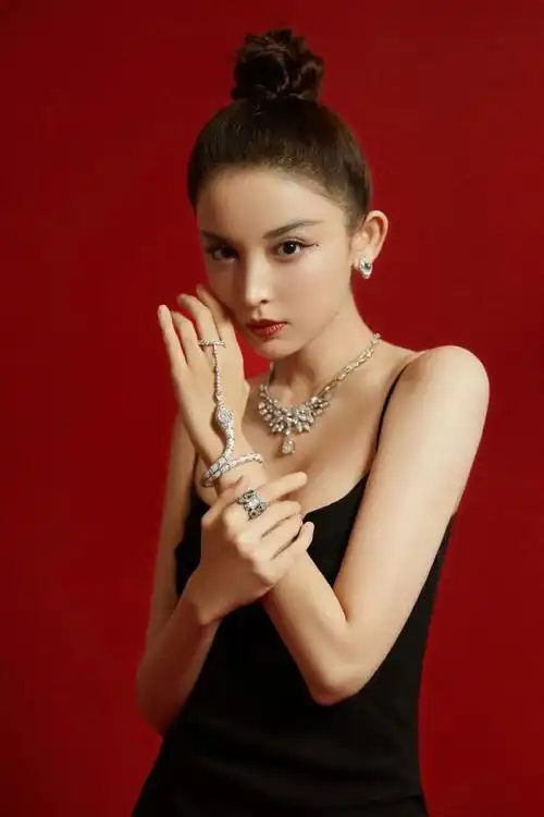 古力娜扎又美出新高度,穿绝美吊带裙秀身材,窈窕丰腴,充满曲线|时尚