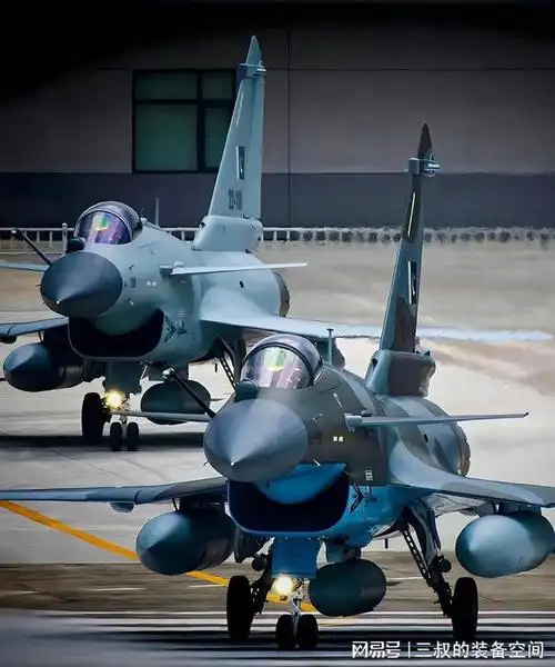 人靠衣装马靠鞍出国的歼10ce换涂装后立刻变得高不可攀