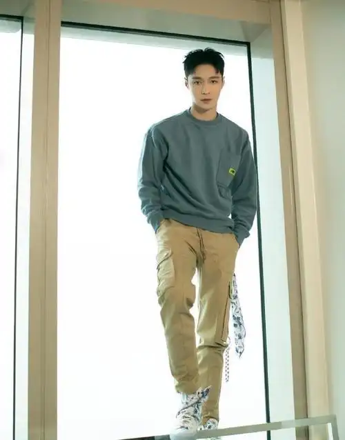 "小绵羊"张艺兴风格多变,穿蓝色卫衣配卡其工装裤,尽显潮男范