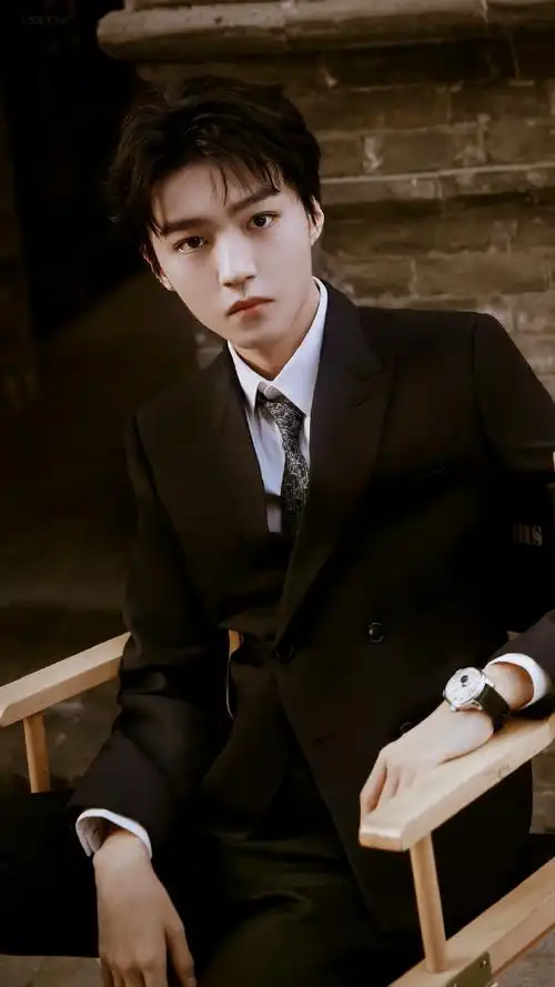 王俊凯海军蓝西装